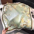Foulard di seta francese 70cm verde chiaro con elegante stampa floreale magnolia - 70fj-505-verde / 70*70