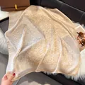 Champagnegouden satijnen sjaal met wit paisley-patroon op een wit pluche tapijt - Champagnegoud Paisley Stijl / 70x70cm / Licht Khaki