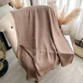 Elegante scialle pashmina jacquard color champagne con motivi floreali luccicanti e frange - rosso-marrone