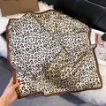 Élégant foulard en soie à imprimé léopard avec bordure marron sur fond en peluche - 70fj-482-brun / 70*70