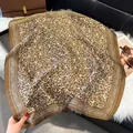Elegante koffiekleurige zijden sjaal met witte paisley-patronen op een wit tapijt - Koffie Ranken Paisley Stijl / 70x70cm / Koffie
