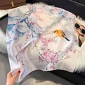 Elegante foulard di seta 70cm con fiori di ciliegio rosa e dettaglio di uccellino giallo - 70fj-507-rosa Blu / 70*70