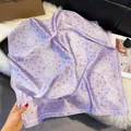 Carré en soie lavande avec motifs cerises et paisley sur fond de fourrure synthétique - 70fj-484-violet / 70*70