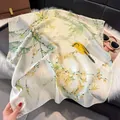 Sciarpa in raso da 70cm con uccellino giallo e motivi floreali su fondo beige - 70fj-508-verde-giallo / 70*70