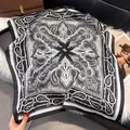 Klassieke zwart-witte zijden sjaal met paisley-motief op een wit pluchen kleed - Zwart Wit Mandala Paisley Stijl / 70x70cm / Zwart