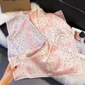 Petit foulard en satin rose avec motif paisley et cerises sur peluche blanche - 70fj-485-rose / 70*70