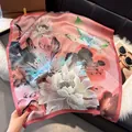 Foulard di seta francese 70cm con elegante stampa floreale di loto in rosa confetto - 70fj-509-rosso / 70*70