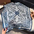Marineblauwe zijden sjaal met paisley-patroon en witte rand aan een luxe handtas - Marineblauw Witte Rand Paisley Stijl / 70x70cm / Marineblauw