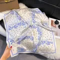Carré de soie satinée avec motifs paisley bleus et cerises sur fond ivoire élégant - 70fj-486-bleu / 70*70