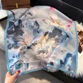 Elegante sciarpa di seta da 70cm con stampa loto ad acquerello blu e rosa - 70fj-510-blu / 70*70