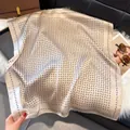 Elegante champagnegouden zijden sjaal met zwart paisley-patroon op wit imitatiebont - Beige Zwart Paisley Stijl / 70x70cm / Khaki