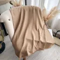 Elegante beige rozen jacquard sjaal met zijdeachtige textuur en fijne kwastjes - Khaki