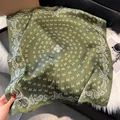 Foulard quadrato in seta verde oliva con motivo paisley e finitura satinata - 70fj-511-verde / 70*70