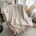Beige kasjmier sjaal met camelia bloemenpatroon, verfijnde franjes en zachte textuur - Wit