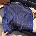 Elegante marineblauwe zijden sjaal met wit paisley-patroon op imitatiebont en leer - Marine Wit Traanmotief Stijl / 70x70cm / Blauw Paars