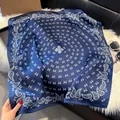 Sciarpa quadrata in seta blu navy con stampa paisley ed elegante finitura satinata - 70fj-513-blu Navy / 70*70