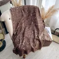 Dikke warme kasjmier-achtige sjaal met rozen jacquard patroon en franjes in bruin en goud - Bruin