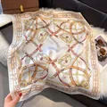 Elegante crèmekleurige zijden sjaal met vintage kettingprint op zachte achtergrond - Vintage Ruiterstijl Print / 70x70cm / Wit