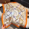 Elegante zijden sjaal met oranje randen en luxe paardentuig print patronen erop - Klassieke Ruiterstijl Print / 70x70cm / Oranje