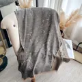 Dikke warme donkergrijze kasjmier sjaal met gouden rozenjacquard en franjes - Grijs