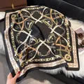 Retro zijden vierkante sjaal met gouden kettingpatroon geknoopt aan een handtas - Zwart Goud Paardenbit Riem Stijl / 70x70cm / Zwart