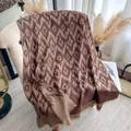Warmer Pashmina-Schal im Ethno-Stil mit dunkelbraunen geometrischen Mustern und Fransen - 185x65 / Braun