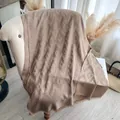 Ethno-Schal mit farblich abgesetzten Goldmustern und langen Fransen in Braunton - 185x65 / Rotbraun
