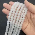 Witte drakenader agaat kralen 8-10mm met natuurlijke gebarsten textuur in de hand - Wit
