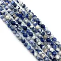 Vista macro de cuentas de piedra natural de sodalita veteada azul y blanco para joyería DIY - 6mm / Sodalita Azul