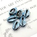 Natürliche Kauri-Muschelperlen in galvanisiertem Hellblau für DIY-Schmuck - Hellblau