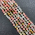Detalle de cuentas redondas de piedra natural de colores como cuarzo y ágata para joyería - Piel de Sandía