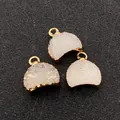 Vue macro de trois pendentifs en cristal naturel en forme de croissant dorés à l'or - Blanc (No.7)