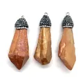 Drie natuurlijke kristallen hangers met oranje-gouden coating en kapjes met strassteentjes - Oranje Goud (Nr.4)