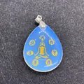 Pendente a goccia in opalite con figura di meditazione dorata e gancio in argento su nero - 25x32mm / Opale