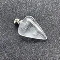 Heldere kristallen druppelhanger met zilveren oogje op zwarte achtergrond - Taps toelopende pijp / Transparant Kristal