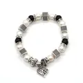 Dettaglio di un bracciale vintage con perle, perline nere e ciondolo a cuore - Nero
