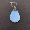Dettaglio macro del ciondolo in pietra naturale a goccia con opale blu e strass - Opale