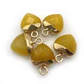 Makroaufnahme von fünf gelben facettierten Herzanhängern mit goldenen Metallösen - 10x14mm / Topasgelb