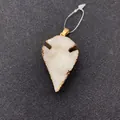 Détail de ce pendentif en quartz druzy blanc en forme de flèche et bord doré - Blanc (N° 8)