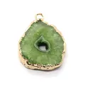 Macro detail van onregelmatige groene druzy agaat hanger met getextureerde gouden rand - Alleen Hanger (Zonder Ketting) / Grasgroen