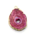 Detailopname van de rozerode agaatgeode hanger met vergulde rand en onregelmatige vorm - Alleen Hanger (Zonder Ketting) / Roze