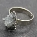 Bague avec pierre naturelle grise irrégulière et anneau ajustable en métal argenté - Pierre Grise Anneau Argent (4)