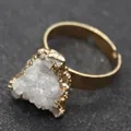 Böhmischer verstellbarer goldener Ring mit einem großen unregelmäßigen weißen Kristall - Weißer Stein Goldband (9)