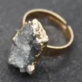 Verstellbarer vergoldeter Ring mit unregelmäßigem natürlichem grauem Rohkristall - Grauer Stein Goldband (11)