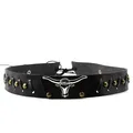 Detailaufnahme vom Leder-Hutband mit silbernem Stierkopf-Dekor und Metallnieten-Akzenten - 01-Schwarzes Leder Stierkopf Niete