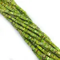Detalle macro de cuentas cuadradas de piedra imperial verde con vetas naturales - 2x4mm / No. 5 Textura Verde Hierba