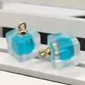 Ciondolo a cubo in acrilico blu con sfera interna e gancio dorato per gioielli DIY - 12x18mm / Blu Lago