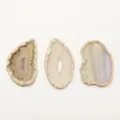 Tre fette di agata naturale irregolari con texture a bande traslucide per ciondoli fai-da-te - Beige