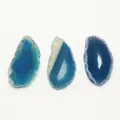 Vista dettagliata dei ciondoli in agata blu irregolare con trame naturali di geode - Blu