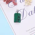 Ciondolo rettangolare in pietra malachite con chiusura in argento su sfondo elegante - 17x24mm / Malachite